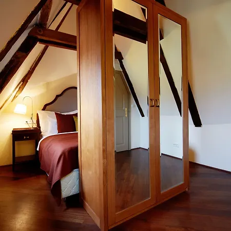 Iron Gate & By Bhg Otel Prag