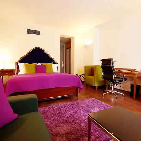 Otel Iron Gate & By Bhg