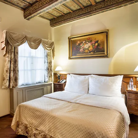 Iron Gate & By Bhg Praag