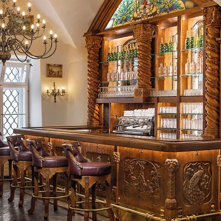 Iron Gate & By Bhg Praag