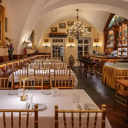 Hotel Iron Gate & By Bhg