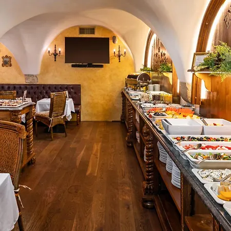 Iron Gate & By Bhg Hotell Prag
