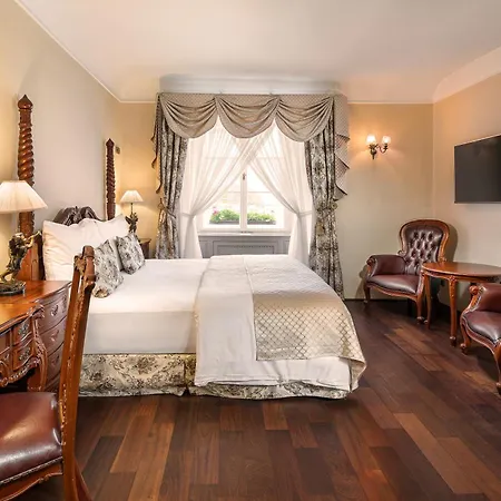 Iron Gate & By Bhg Praga