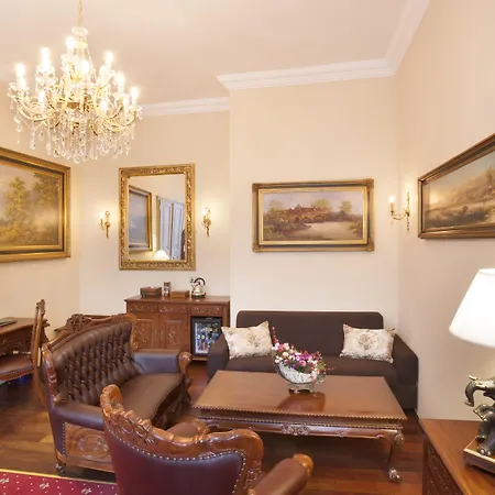 Hotel Iron Gate & By Bhg Praag